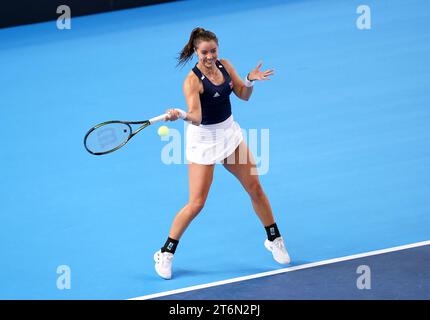 Il britannico Jodie Burrage in azione contro la svedese Kajsa Rinaldo Persson (non nella foto) durante il primo giorno dei play-off della Billie Jean King Cup 2023 tra Gran Bretagna e Svezia alla Copper Box Arena di Londra. Data immagine: Sabato 11 novembre 2023. Foto Stock