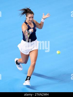 Il britannico Jodie Burrage in azione contro la svedese Kajsa Rinaldo Persson (non nella foto) durante il primo giorno dei play-off della Billie Jean King Cup 2023 tra Gran Bretagna e Svezia alla Copper Box Arena di Londra. Data immagine: Sabato 11 novembre 2023. Foto Stock