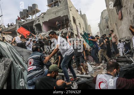 Rafah, Gaza. 11 novembre 2023. 11 novembre 2023, territori palestinesi, Rafah: Soccorritori di emergenza e volontari perquisiscono la casa distrutta della famiglia al-Ghouti per trovare i feriti e i morti a seguito di un attacco aereo israeliano. Foto: Abed Rahim Khatib/dpa credito: dpa Picture Alliance/Alamy Live News Foto Stock