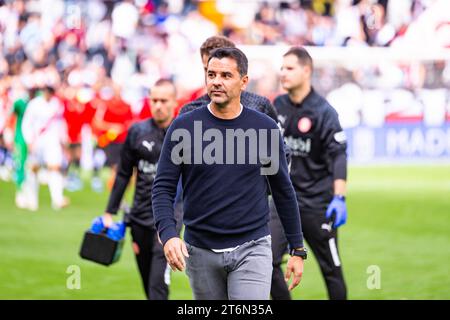 Miguel Angel Sanchez Munoz, meglio conosciuto come Michel, figura storica di Rayo Vallecano e attuale allenatore di Girona, riceve un tributo dai tifosi di Rayo Vallecano prima della partita di calcio la Liga EA Sports 2022/23 tra Rayo Vallecano e Girona all'Estadio de Vallecas di Madrid, Spagna. Foto Stock