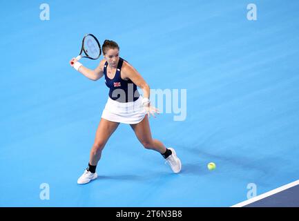 Il britannico Jodie Burrage in azione contro la svedese Kajsa Rinaldo Persson (non nella foto) durante il primo giorno dei play-off della Billie Jean King Cup 2023 tra Gran Bretagna e Svezia alla Copper Box Arena di Londra. Data immagine: Sabato 11 novembre 2023. Foto Stock