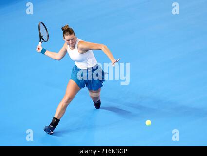 La svedese Kajsa Rinaldo Persson in azione contro il britannico Jodie Burrage (non nella foto) durante il primo giorno dei play-off della Billie Jean King Cup 2023 tra Gran Bretagna e Svezia alla Copper Box Arena di Londra. Data immagine: Sabato 11 novembre 2023. Foto Stock