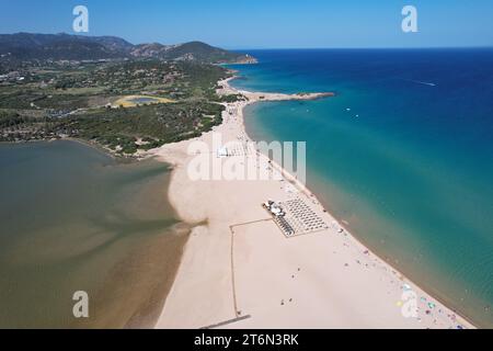 Su Giudeu Beach, Sardegna, Italia. Vista droni. Foto Stock