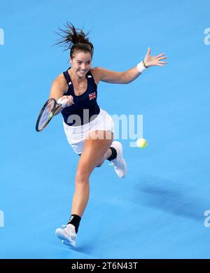 Il britannico Jodie Burrage in azione contro la svedese Kajsa Rinaldo Persson (non nella foto) durante il primo giorno dei play-off della Billie Jean King Cup 2023 tra Gran Bretagna e Svezia alla Copper Box Arena di Londra. Data immagine: Sabato 11 novembre 2023. Foto Stock