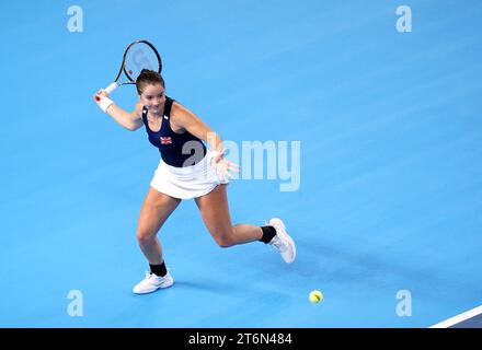 Il britannico Jodie Burrage in azione contro la svedese Kajsa Rinaldo Persson (non nella foto) durante il primo giorno dei play-off della Billie Jean King Cup 2023 tra Gran Bretagna e Svezia alla Copper Box Arena di Londra. Data immagine: Sabato 11 novembre 2023. Foto Stock