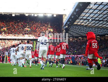 Manchester, Inghilterra, 11 novembre 2023. Luton e Manchester United escono prima della partita di Premier League all'Old Trafford, Manchester. Credito immagine dovrebbe leggere: Ash Allen / Sportimage Foto Stock