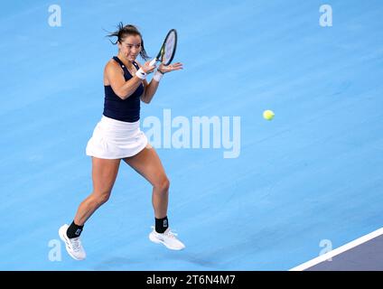 Il britannico Jodie Burrage in azione contro la svedese Kajsa Rinaldo Persson (non nella foto) durante il primo giorno dei play-off della Billie Jean King Cup 2023 tra Gran Bretagna e Svezia alla Copper Box Arena di Londra. Data immagine: Sabato 11 novembre 2023. Foto Stock