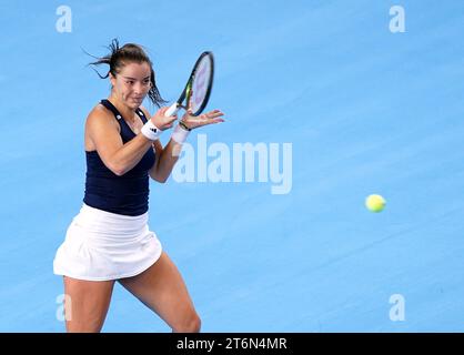 Il britannico Jodie Burrage in azione contro la svedese Kajsa Rinaldo Persson (non nella foto) durante il primo giorno dei play-off della Billie Jean King Cup 2023 tra Gran Bretagna e Svezia alla Copper Box Arena di Londra. Data immagine: Sabato 11 novembre 2023. Foto Stock