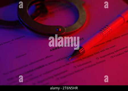 Documenti del tribunale distrettuale con manette e penna blu sulla bandiera degli Stati Uniti. Concetto di permesso per arrestare il sospetto Foto Stock