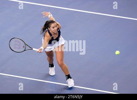 Il britannico Jodie Burrage in azione contro la svedese Kajsa Rinaldo Persson (non nella foto) durante il primo giorno dei play-off della Billie Jean King Cup 2023 tra Gran Bretagna e Svezia alla Copper Box Arena di Londra. Data immagine: Sabato 11 novembre 2023. Foto Stock