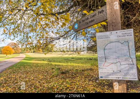 Un cartello per il Norfolk Coast Path e il percorso di Holkham Circular Walk nel parco dei cervi di Holkham, Norfolk. Foto Stock