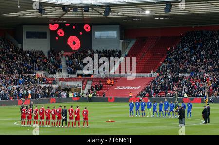 I giocatori di entrambe le squadre osservano un momento di silenzio per il Remembrance Day in vista della partita del campionato Sky Bet al Riverside Stadium, Middlesbrough. Data immagine: Sabato 11 novembre 2023. Foto Stock