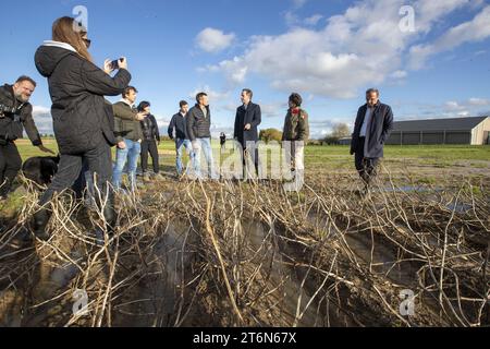 Il primo ministro Alexander De Croo e il vice della provincia delle Fiandre occidentali Sabien Lahaye-Battheu sono stati fotografati durante una visita in un campo, dopo giorni di forti piogge nella provincia delle Fiandre occidentali, sabato 11 novembre 2023. Gli allevatori di patate devono affrontare problemi di raccolta delle patate a causa del maltempo in corso. BELGA FOTO NICOLAS MAETERLINCK Foto Stock