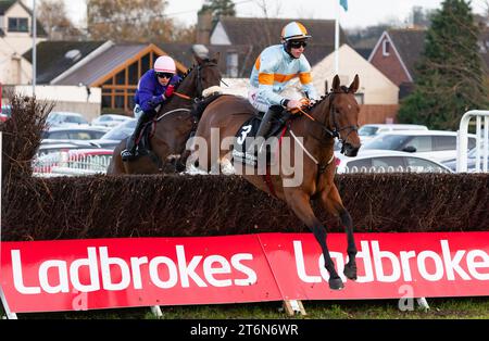 Down Royal, Irlanda del Nord, sabato 11 novembre 2023. Ash Tree Meadow e Jack Kennedy vincono lo SteepleChase racingtv.com/freetrial per l'allenatore Gordon Elliott e il proprietario Alymer Stud. Credito immagini equine JTW / Alamy Live News Foto Stock