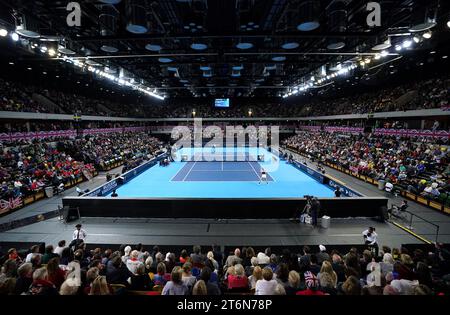 La svedese Kajsa Rinaldo Persson in azione contro il britannico Jodie Burrage durante il primo giorno dei play-off della Billie Jean King Cup 2023 tra Gran Bretagna e Svezia alla Copper Box Arena di Londra. Data immagine: Sabato 11 novembre 2023. Foto Stock