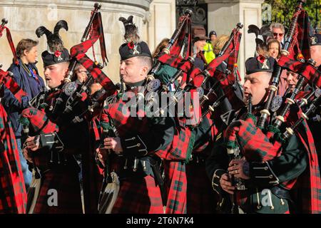 Londra, Regno Unito, 11 novembre 2023. Pipers marciava oltre. Truppe, partecipanti militari e civili mentre la parata passa davanti alla cattedrale di St Paul. Il Lord Mayor's Show di quest'anno riunisce 7.000 persone, tra cui associazioni di beneficenza, gruppi comunitari, forze armate, 250 cavalli, e più di 150 carri in una parata di cinque miglia, tra cui il Golden State Coach con il nuovo sindaco Michael Mainelli. Crediti: Imageplotter/Alamy Live News Foto Stock