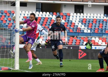 Il Gennaro Tutino di Cosenza festeggia la partita di serie B Cosenza vs Reggiana allo stadio San Vito-Marulla di Cosenza, in Italia, l'11 novembre 2023 Foto Stock