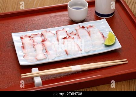 Sashimi con polpo a fette sottili, cucina giapponese Foto Stock