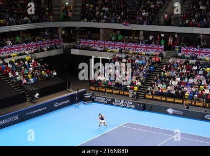 Il britannico Jodie Burrage in azione contro la svedese Kajsa Rinaldo Persson (non nella foto) durante il primo giorno dei play-off della Billie Jean King Cup 2023 tra Gran Bretagna e Svezia alla Copper Box Arena di Londra. Data immagine: Sabato 11 novembre 2023. Foto Stock