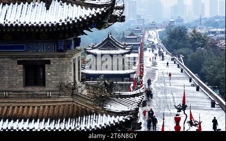 (231111) -- XI'AN, 11 novembre 2023 (Xinhua) -- questa foto aerea scattata l'11 novembre 2023 la vista delle antiche mura della città ricoperte di neve a Xi'an, nella provincia dello Shaanxi della Cina nord-occidentale. XI'an ha assistito a una nevicata sabato, la prima dopo il termine solare tradizionale di Lidong, che significa l'inizio dell'inverno e cadde l'8 novembre di quest'anno. (Xinhua/Liu Xiao) Foto Stock