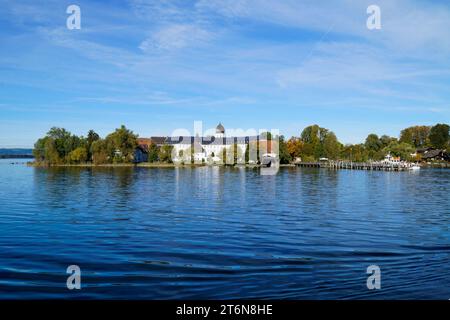 Abbazia panoramica di Frauenwoerth sull'isola verde di Frauenchiemsee o Fraueninsel in Baviera (Germania) Foto Stock