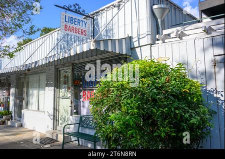 NEW ORLEANS, LOUISIANA, USA - 24 OTTOBRE 2023: Di fronte al negozio Liberty Barbers su Maple Street nel quartiere di Carrollton Foto Stock