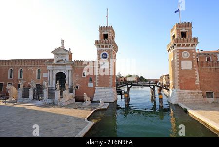 Ingresso all'Arsenale veneziano con la sua guardia permanente di leoni marmorei. L'Arsenale veneziano è un complesso di ex cantieri navali e armerie Foto Stock