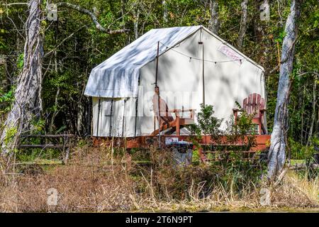 LAKE FAUSSE POINTE STATE PARK, LOUISIANA, USA - 26 OTTOBRE 2023: Tenda glamping Tentrr presso il Lake Fausse Pointe State Park Foto Stock