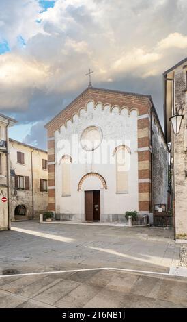 Portobuffolè, Italia. 9 novembre 2023. facciata della chiesa medievale nel centro della città Foto Stock