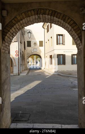 Portobuffolè, Italia. 9 novembre 2023. La porta medievale chiamata Friuli sormontata da Toresin, X-XI secolo Foto Stock