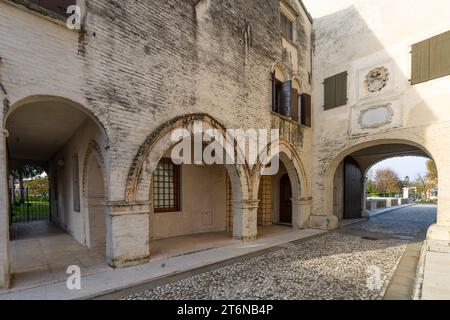 Portobuffolè, Italia. 9 novembre 2023. La porta medievale chiamata Friuli sormontata da Toresin, X-XI secolo Foto Stock