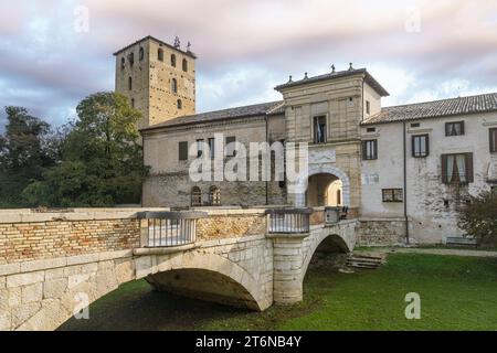 Portobuffolè, Italia. 9 novembre 2023. La porta medievale chiamata Friuli sormontata da Toresin, X-XI secolo Foto Stock