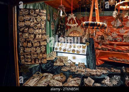 Vienna, Austria - 23 novembre 2019: Mercatino di Natale - un negozio con decorazioni in legno di notte Foto Stock