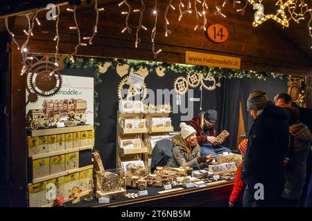 Vienna, Austria - 23 novembre 2019: Mercatino di Natale - un negozio con decorazioni colorate di notte Foto Stock