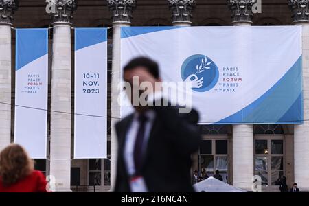 (231111) -- PARIGI, 11 novembre 2023 (Xinhua) -- gli ospiti camminano fuori dalla sede del Forum della Pace di Parigi a Parigi, in Francia, 10 novembre 2023. (Xinhua/Gao Jing) Foto Stock