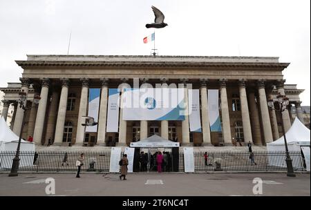 (231111) -- PARIGI, 11 novembre 2023 (Xinhua) -- Un piccione vola di fronte alla sede del Forum della Pace di Parigi, in Francia, 10 novembre 2023. (Xinhua/Gao Jing) Foto Stock