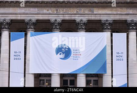 (231111) -- PARIGI, 11 novembre 2023 (Xinhua) -- questa foto scattata il 10 novembre 2023 mostra un poster del Forum della Pace di Parigi a Parigi, in Francia. (Xinhua/Gao Jing) Foto Stock