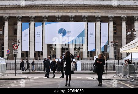 (231111) -- PARIGI, 11 novembre 2023 (Xinhua) -- le persone si riuniscono fuori dalla sede del Forum della Pace di Parigi, in Francia, 10 novembre 2023. (Xinhua/Gao Jing) Foto Stock