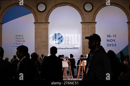 (231111) -- PARIGI, 11 novembre 2023 (Xinhua) -- gli ospiti sono visti nella sede del Forum della Pace di Parigi, in Francia, 10 novembre 2023. (Xinhua/Gao Jing) Foto Stock