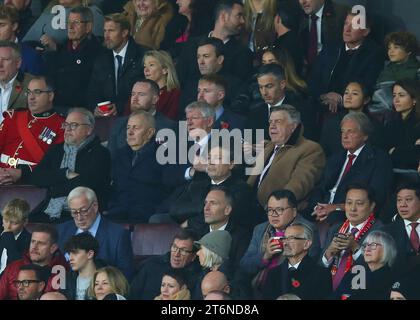 Manchester, Inghilterra, 11 novembre 2023. L'ex allenatore del Manchester United Sir Alex Ferguson siede accanto all'ex allenatore dell'Inghilterra Sam Allardyce mentre guarda la partita durante la partita di Premier League all'Old Trafford, Manchester. Credito immagine dovrebbe leggere: Ash Allen / Sportimage Foto Stock