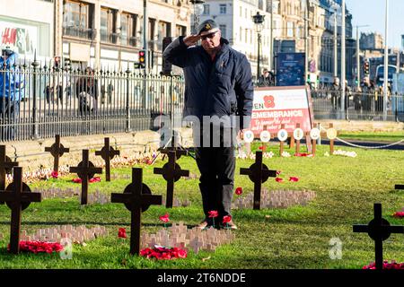 Edimburgo, Regno Unito. 11 novembre 2023. Scene nel giardino della memoria di Edimburgo durante il giorno dell'armistizio. Credito: Euan Cherry Credit: Euan Cherry/Alamy Live News Foto Stock