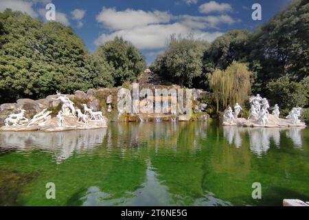 CASERTA, ITALIA - 13 NOVEMBRE 2022: Fontana all'interno del Parco della reggia con due scukture Diana e Actaeon Foto Stock