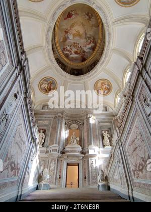 Caserta, Italia-13 novembre 2022: Ingresso postale che conduce agli appartamenti reali della Reggia di Caserta Foto Stock