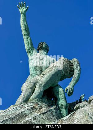 Il Monumento agli eroi e alle vittime del mare (Monument aux Heros et victimes de la mer) installato accanto al Palazzo Pharo Foto Stock