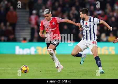 Il centrocampista di Southampton Carlos Alcaraz (22) si batte con il centrocampista di West Bromwich Albion Okay YokuSlu (35) durante la partita Southampton FC vs West Bromwich Albion FC Sky BET EFL Championship allo Stadio St.Mary, Southampton, Inghilterra, Regno Unito l'11 novembre 2023 Foto Stock