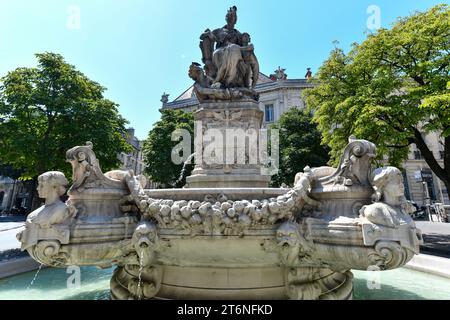 La famosa Fontana di Estrangin , Marsiglia, Francia. La città vecchia di Marsiglia è piena di antiche fontane. L'iscrizione sulla fontana in francese: A Henry Foto Stock