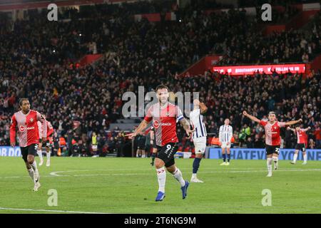 L'attaccante del Southampton Adam Armstrong (9) segna un GOL 2-1 e festeggia durante la partita Southampton FC vs West Bromwich Albion FC Sky bet EFL Championship allo Stadio St.Mary, Southampton, Inghilterra, Regno Unito l'11 novembre 2023 Foto Stock