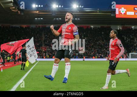 L'attaccante del Southampton Adam Armstrong (9) segna un GOL 2-1 e festeggia durante la partita Southampton FC vs West Bromwich Albion FC Sky bet EFL Championship allo Stadio St.Mary, Southampton, Inghilterra, Regno Unito l'11 novembre 2023 Foto Stock