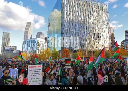 Londra, Regno Unito. 11 novembre 2023. Manifestanti pro-palestinesi che marciano davanti all'ambasciata degli Stati Uniti a Londra per protestare contro la continua guerra israeliana a Gaza. Nine Elms, Londra. Sabato 11 novembre 2023. Crediti: Mark York/Alamy Live News Foto Stock