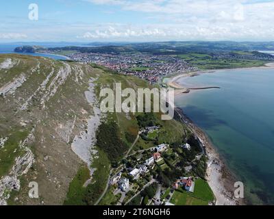 Vista aerea sul Great orme e verso Llandudno sullo sfondo con ville fronte spiaggia in primo piano, Galles, Regno Unito Foto Stock